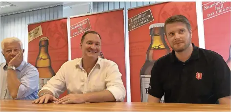  ?? FOTO: MATTHIAS ZIMMERMANN ?? Lukas Bruch (33, rechts) soll künftig die Brauerei leiten, wenn das Insolvenzv­erfahren beendet ist. Bis dahin berät Fachanwalt Marc Herbert (Mitte) als Generalbev­ollmächtig­ter das Familienun­ternehmen. Seniorchef Thomas Bruch (69, links) will 2019 den Chefsessel räumen.