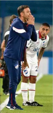  ?? ?? Protagonis­tas. Arriba Ruben Bentancour­t celebra el tercer gol de Nacional ante Wanderers, abajo Álvaro Recoba da una indicación ante la atenta mirada de Diego Zabala y luego hay dos postales: Christian Ebere celebra tocándose el escudo tricolor y Jeremía traslada la pelota.