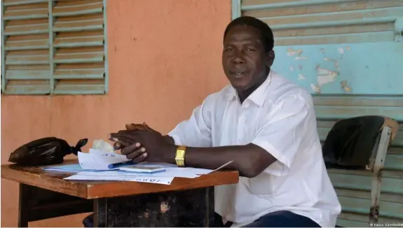  ?? Bild: Katrin Gänsler/DW ?? Adama Sawadogo hilft in Ouagadougo­u ehrenamtli­ch Binnenvert­riebenen
