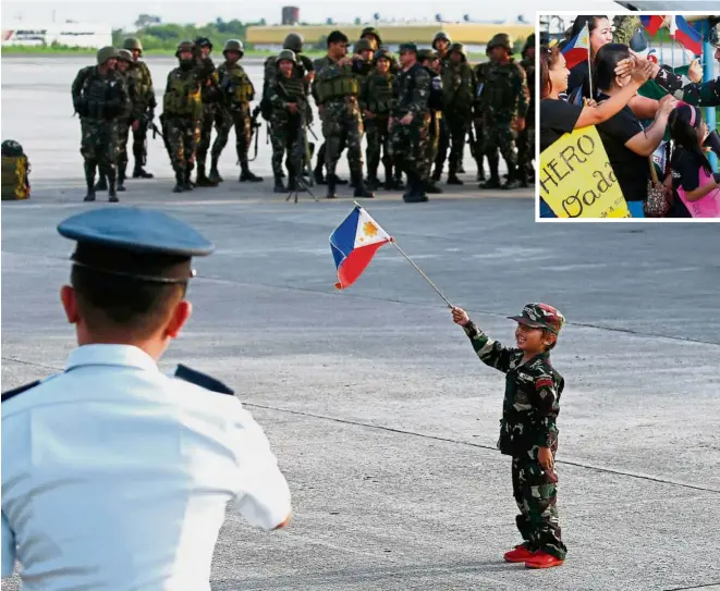  ??  ?? One of the first battalions to be deployed in the besieged city of Marawi arriving to a hero’s welcome at Villamor Air Base in Pasay city south-east of Manila, after Duterte declared its liberation following the killings of the militant leaders. — AP Job well done: