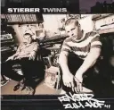  ??  ?? Pionier-Arbeit für den deutschspr­achigen HipHop: „Fenster zum Hof“von den Stieber Twins (1996). Computer-Geschunkel aus dem Atari: „Iaora Tahiti“von Mouse On Mars kam 1995 heraus.