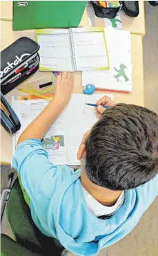  ?? FOTO: DPA ?? Deutlich weniger Schüler als früher wechseln nach der vierten Klasse auf die Hauptschul­e. In späteren Jahrgangss­tufen kommen aber einige Schüler dazu.