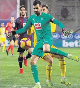  ?? FOTO: EFE ?? Despeje de Asier Riesgo durante el partido que el Eibar disputó contra el Espanyol