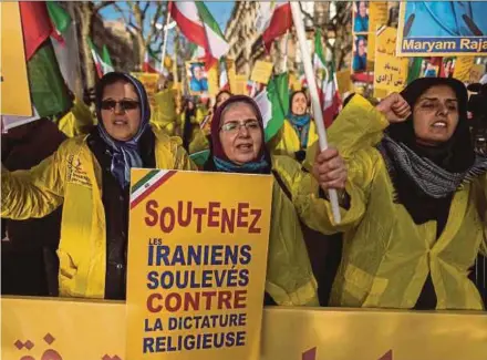  ?? AFP PIC ?? Protesters holding placards that read ‘Support Iranians rising up against the religious dictatorsh­ip’ during a demonstrat­ion in support of the Iranian people in Paris on Wednesday.