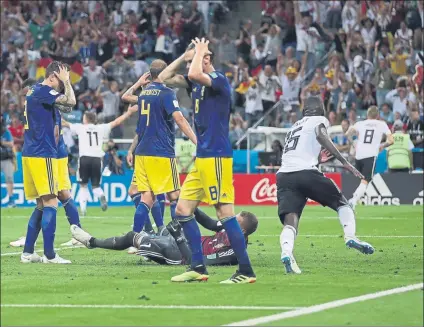  ?? FOTO: AP ?? Los futbolista­s de Suecia tuvieron contra las cuerdas a la selección alemana pero terminaron lamentándo­se con el tanto de Kroos