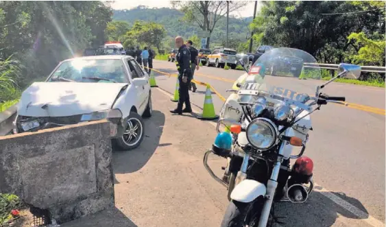  ?? JORGE UMAÑA ?? Al recibir el impacto en la cabeza, el conductor perdió el control de su auto, el cual colisionó contra una barrera en Tárcoles.