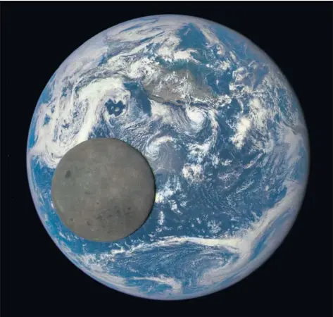  ??  ?? Imagen de la cara oculta de la Luna tomada por una cámara de un satélite de la NASA.