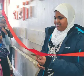  ?? FOTO: KERSTIN GUSTAFSSON ?? INVIGNING. Rahma Abdurahman Said får inviga Pia Sandströms konstverk i Gullingesk­olan i Tensta.