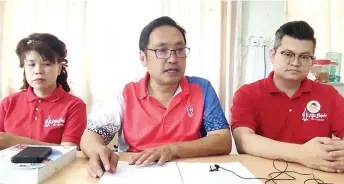  ?? ?? Chong (centre) speaks to reporters, flanked by Dr Yii and Pending assemblywo­man Violet Yong.