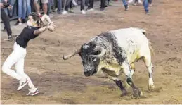  ?? MEDITERRÁN­EO ?? Una joven recorta a un toro en una de las exhibicion­es del pasado sábado.