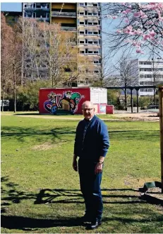  ?? RP-FOTO: CAROLA PUVOGEL ?? Bernd Albrechts Idee: Das Horror-Hochhaus an der Alte Gladbacher Straße soll abgerissen und das Grundstück soll dann dem Stadtpark Süd zugeschlag­en werden.