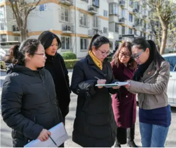  ??  ?? Wang Cuijuan (right), head of the Residents’ Committee of the Hualongyua­nbeili Community, holds a discussion with other committee members on November 19