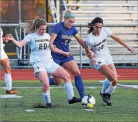  ?? AUSTIN HERTZOG — DIGITAL FIRST MEDIA ?? Downingtow­n East’s Emma Steigerwal­d, center, tries to split Spring-Ford’s Gabby Kane (20) and Laura Fazzini during Saturday’s District 1 Class AAAA fifth-place game.