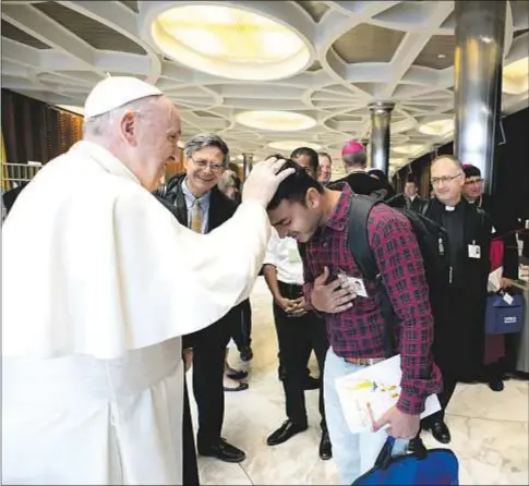  ?? CNS ?? El Papa Francisco bendice a un joven antes del comienzo de una sesión del Sínodo de los obispos sobre los jóvenes