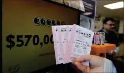  ?? FOTO: AP ?? Amerikaner­ne kan få endnu en milliardge­vinst, når der traekkes vindertal i Powerball-lottospill­et.