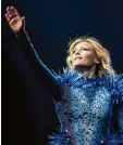  ?? Foto: Steffen, dpa ?? Fans sind besorgt: Helene Fischer kann nicht auf die Bühne.