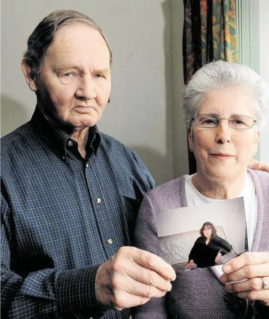  ??  ?? HOPE: Henry and Kenina Thomson clutch a picture of their daughter Heather, who has been missing for almost 20 years after vanishing