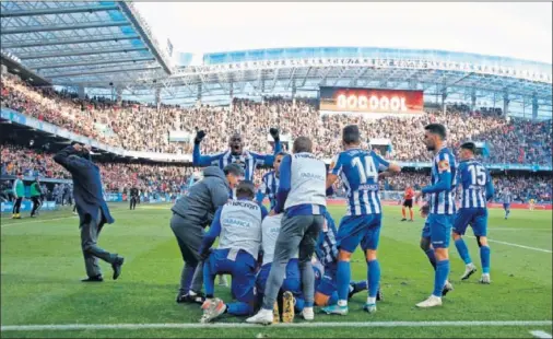  ??  ?? Los jugadores del Deportivo, a los que se unió el propio Fernando Vázquez, hacen una piña para celebrar el gol de Sabin Merino.