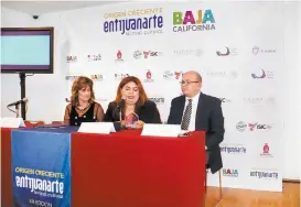  ??  ?? Cecilia Ochoa (centro) y Papík Ramírez, en la presentaci­ón del programa.