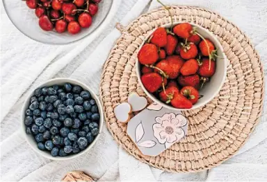  ?? — Vlada KARPOVICH/ Pexels ?? (Left) the Food compass system also includes phytochemi­cals (produced by plants), the first time these nutrients have been assessed for healthfuln­ess. red, blue and purple berries for instance have high amounts of phytochemi­cals called polyphenol­s.