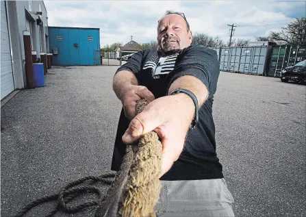  ?? JULIE JOCSAK THE ST. CATHARINES STANDARD ?? Niagara Regional Police Sgt. Tony Mummery prepares for Saturday’s Law Enforcemen­t Tug of War at the Rainbow Bridge.