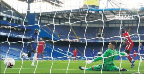  ??  ?? Sadio Mané marca segundo gol después de un grave fallo de Kepa en la entrega del balón.