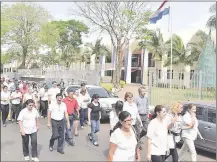  ??  ?? Funcionari­os de la Gobernació­n de Guairá reclamaban pago de salarios durante la crisis. (foto de archivo)