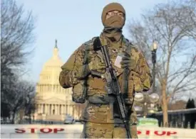  ?? Foto: Efe ?? Un miembro de la Guardia Nacional frente al Capitolio.