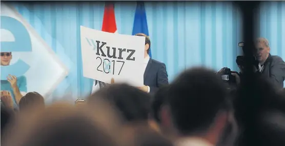  ??  ?? Sebastian Kurz auf dem Weg zu seinem Wahlerfolg. Als Bundeskanz­ler zieht er zufrieden Bilanz, in der Regierung gebe es einen neuen Stil.
