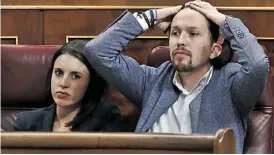  ??  ?? Irene Montero, ao lado de Pablo Iglesias, chorou no Parlamento