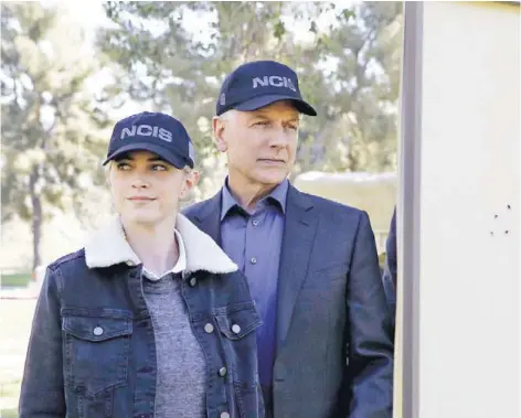  ?? FOTO: PROMOCIONA­L ?? Emily Wickersham junto a Mark Harmon en la actual temporada de NCIS .