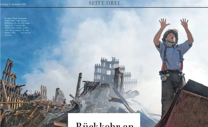  ?? KERES/DPA FOTO: PRESTON ?? Samstag, 11. September 2021
Ein New Yorker Feuerwehrm­ann fordert zehn weitere Rettungskr­äfte auf, sich einen Weg in die Trümmer des World Trade Centers in New York City zu bahnen, 15. September 2001.
Schwäbisch­e Zeitung