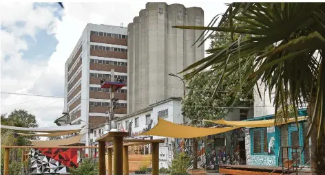  ?? FOTO: BECKER & BREDEL ?? Szene-Treffpunkt: Das Rhenaniaha­us und die Silos in der Straße An der Römerbrück­e am Saarbrücke­r Osthafen, aufgenomme­n am Montag.