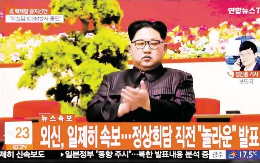  ?? BILD: SN/AP ?? In Südkoreas Metropole Seoul ist das die TopNachric­ht: Nordkoreas Führer Kim Jong Un setzt Atom- und Raketentes­ts aus.