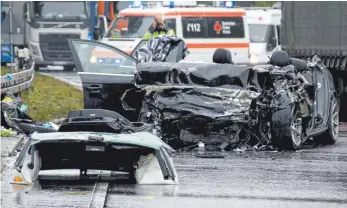  ?? FOTO: SÜDKURIER/DPA ?? Der zerstörte Pkw steht nach einem Zusammenpr­all mit einem Lastwagen auf der B 31 bei Meersburg.