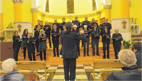  ?? FOTO: GABRIELE SCHWEIGERT ?? Cantabile singt sein zweites Konzert in der Kirche St. Pierre et Paul in Lamalou les Bains.