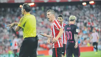 ?? FOTO: AIOL ?? Protesta Muniain pide penalti a Mateu Lahoz después de caer dentro del área del Barça