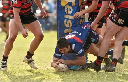  ?? Photos: Kevin Farmer ?? DETERMINAT­ION PERSONIFIE­D: Dylan Galloway shrugged off crashing into the goal post to score the opening try in Wariwick’s 22-14 victory over Valleys.