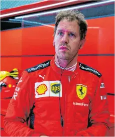  ?? FOTO: IMAGO IMAGES ?? Der Blick passt zur Situation: Sebastian Vettel ist nach einer Kollision mit Teamkolleg­e Charles Leclerc früh ausgeschie­den.