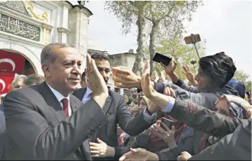  ??  ?? Rechazo. El presidente Recep Erdogan rechazó de forma tajante las críticas por las irregulari­dades.