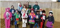  ?? Fotos: Silke Rößle ?? So bunt verkleidet zeigen sich die kleinen Reiter der Pferdefreu­nde des SV Holzheim beim Faschingsr­eiten am Gestüt Wagner.