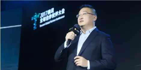  ??  ?? 侯晓楠保持每周见创业­者的习惯，通过开放平台，腾讯发现和投资了很多­早期的优秀创业者和公­司，像映客、Keep、小红书等。