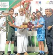  ?? HI ?? India skipper Manpreet shares trophy with his Pak counterpar­t.