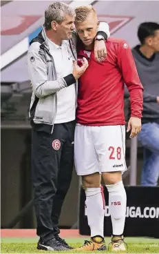  ?? FOTO: IMAGO ?? Für jeden ein gutes Wort: So wie hier bei Rouwen Hennings versucht Trainer Friedhelm Funkel, alle Spieler im Sinne des Teams bei Laune zu halten.