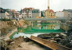  ?? FOTO: SUTTON VERLAG ?? Bilder aus dem Buch „schmölln im umbruch“, hier Baustelle Bahnüberfü­hrung Amtsplatz.