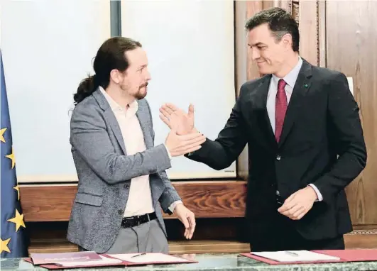  ?? EMILIA GUTIÉRREZ ?? Pablo Iglesias i Pedro Sánchez donant-se la mà a la presentaci­ó ahir del programa de govern al Congrés