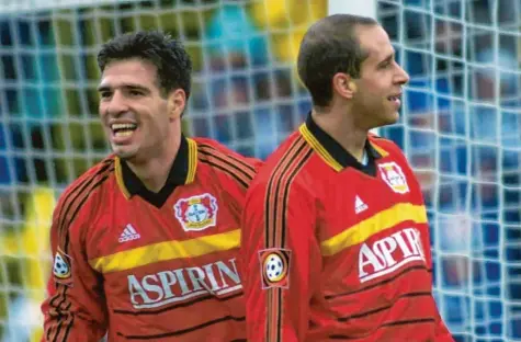  ?? Archivfoto: Stefan Puchner, dpa ?? Zwei der Leverkusen­er, die den Ulmer Spatzen im Jahr 2000 die höchste Niederlage der Fußball-Bundesliga zufügten: Beim 1:9 der Ulmer im eigenen Stadion steuerte Paulo Rink (links) einen Treffer bei. Stefan Beinlich traf nicht, freute sich aber trotzdem.