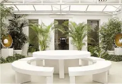  ??  ?? Il flagship store Ecoalf di Madrid, a cui questo mese si aggiunge quello di Berlino. In Italia, il brand è presente nei negozi High Tech e Cargo di Milano