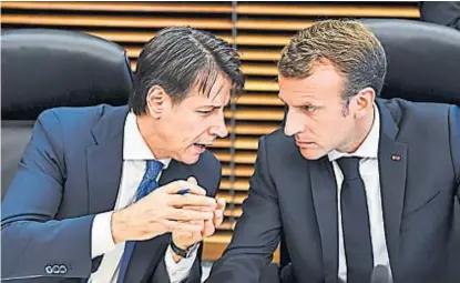  ?? (AP) ?? Cercanos. Giuseppe Conte, primer ministro de Italia, y Emanuelle Macron, presidente de Francia, ayer durante la cumbre informal que mantuviero­n los líderes de la Unión Europea en Bruselas.