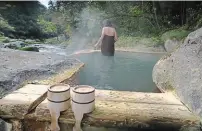  ?? ?? Le Nakadake, un cône volcanique toujours actif. Les sources d’eau chaude (onsen) réputées de Kyushu. Sengan-en, un beau jardin à Kagoshima.